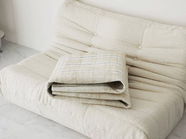 薄いラグだからコンパクトに畳めるモノア