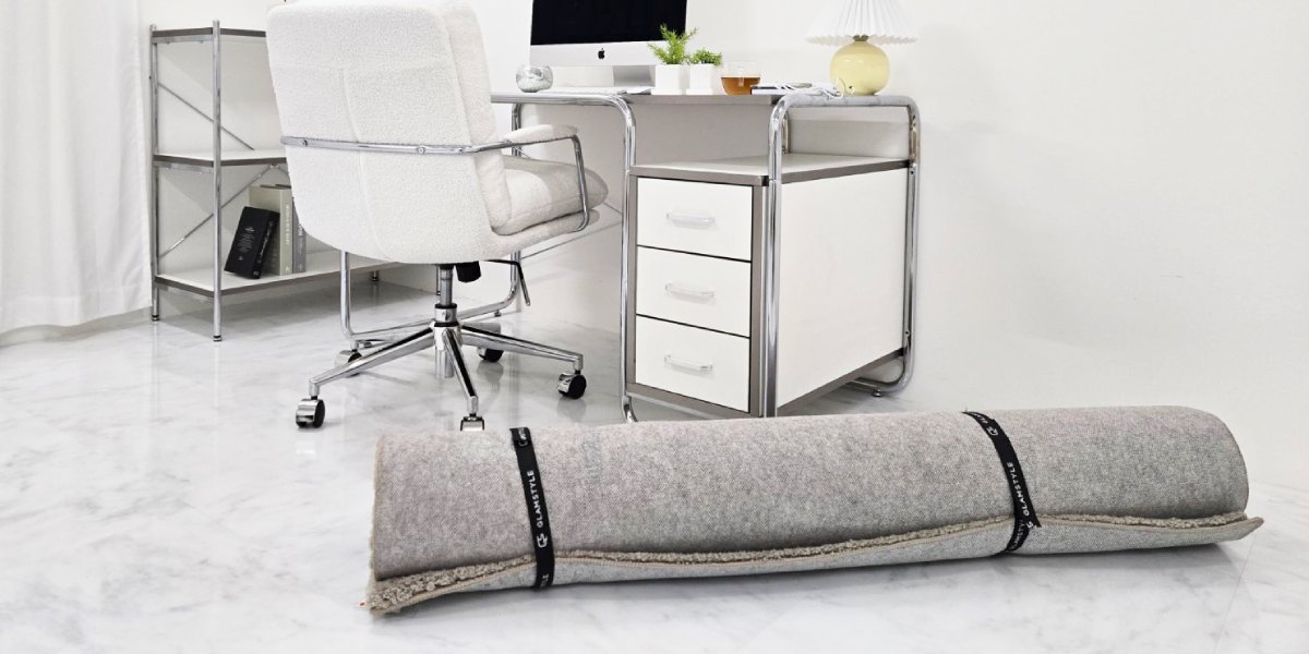 カーペットをロール状にして収納している