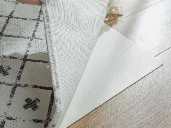 薄いカーペットに滑り止めシートを使ってずれを防止する