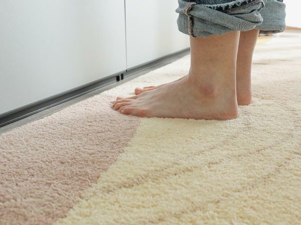 足腰の負担を軽減してくれるキッチンマット