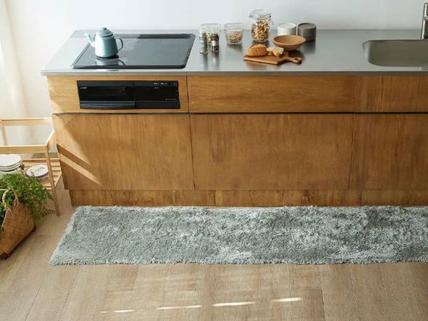 シャギーグレーのキッチンマットとナチュラルなキッチン