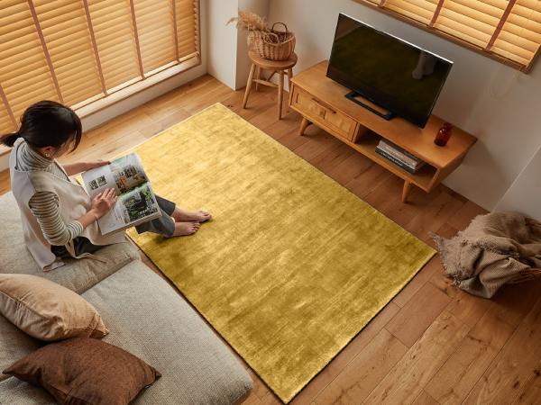 光沢のある黄色いラグとナチュラル北欧インテリア