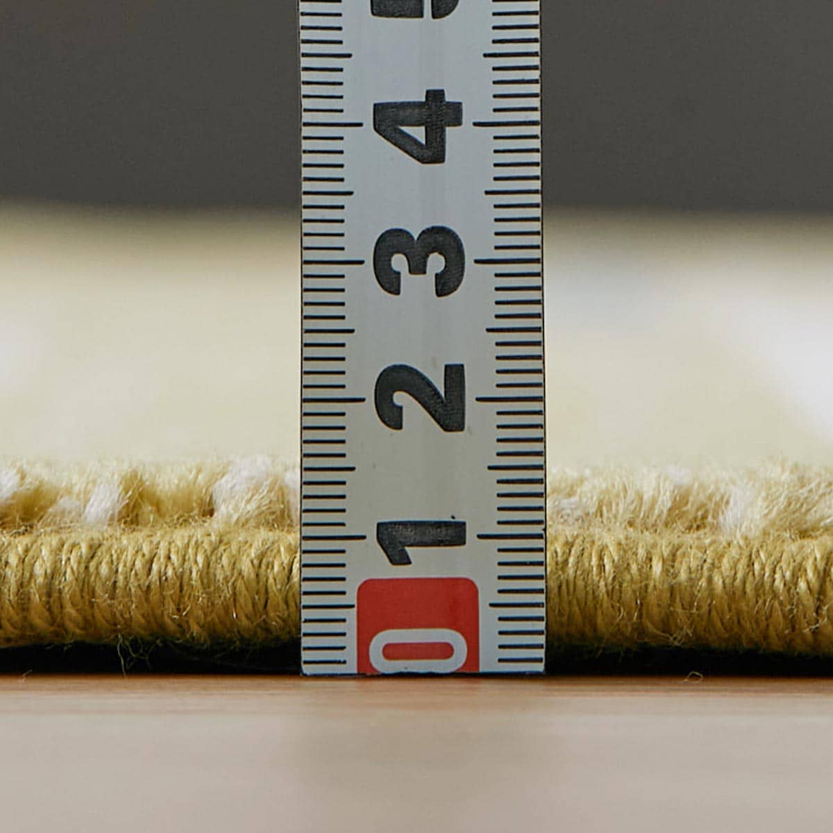 厚みを計測している様子