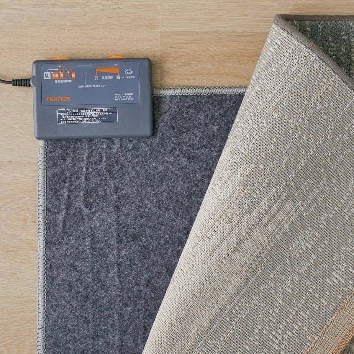 ホットカーペットを敷いている様子