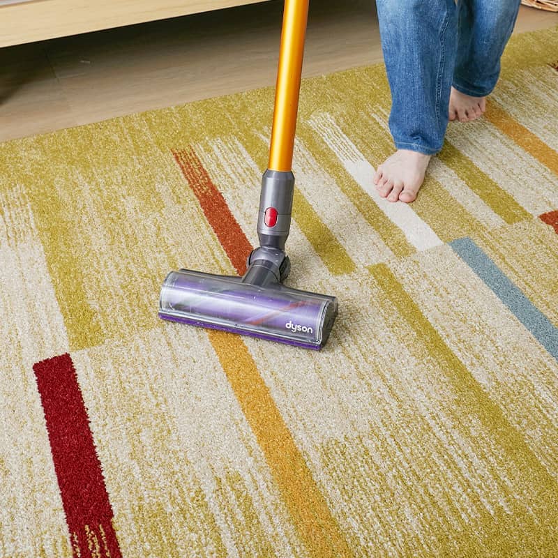 掃除機をかけている様子