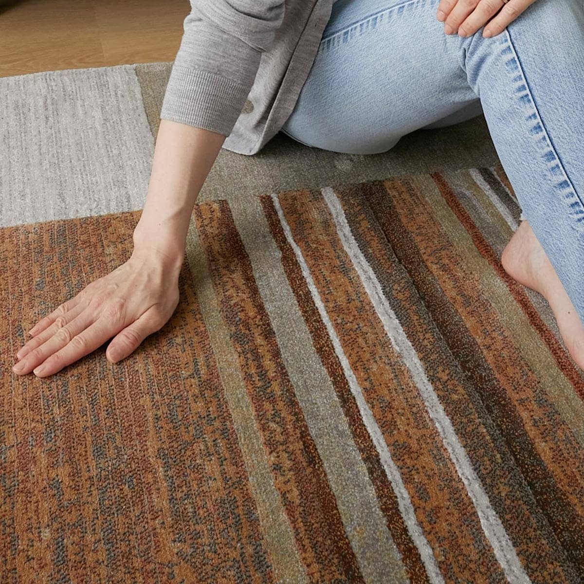 手で触れている様子