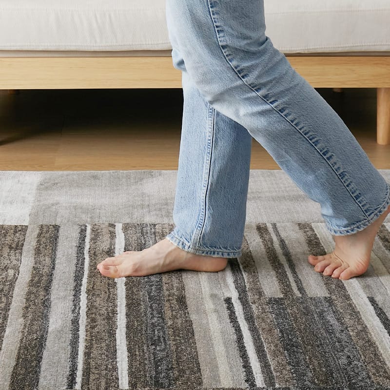 足で踏んでいる様子