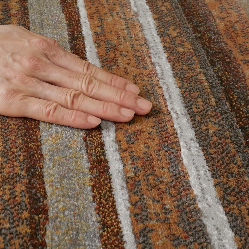 手で触れている様子