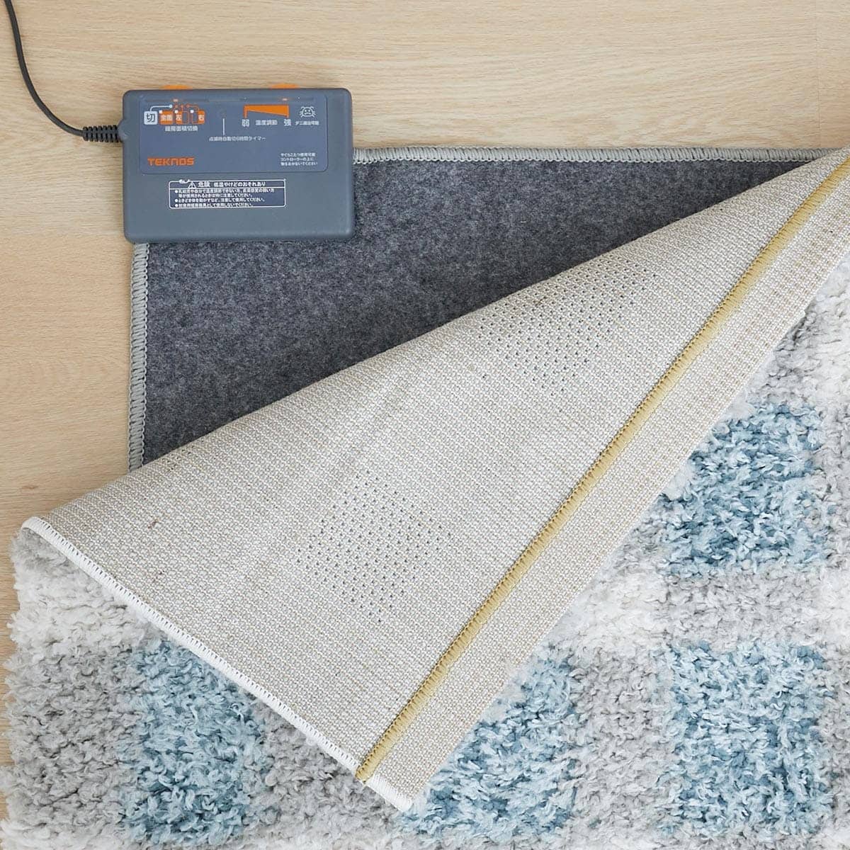 ホットカーペットを敷いている様子