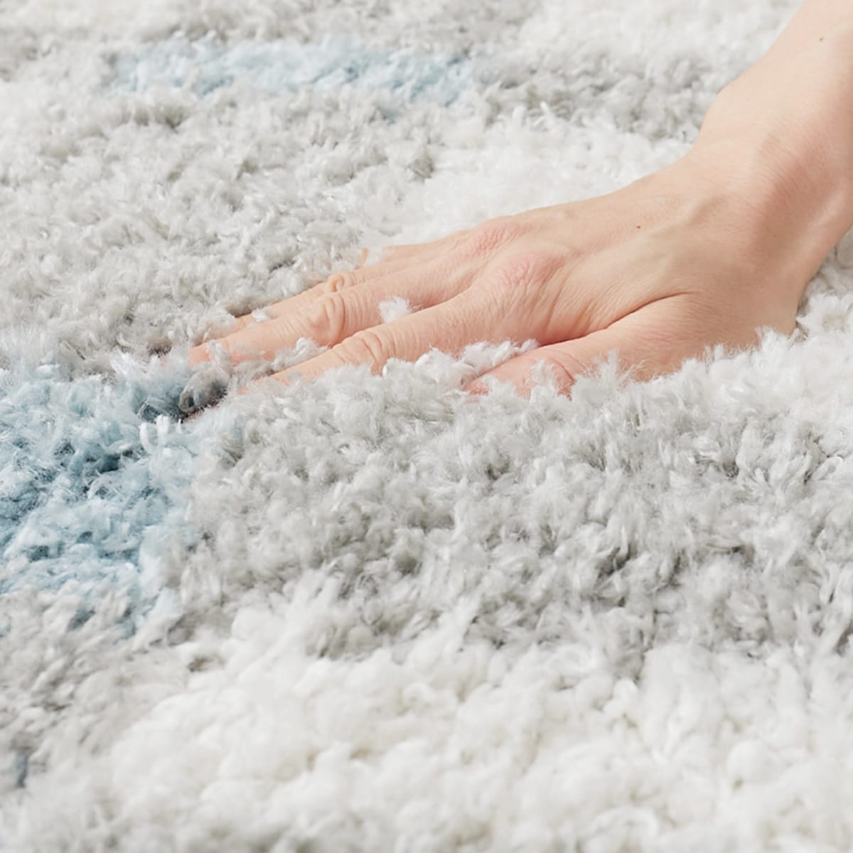 手で触れている様子