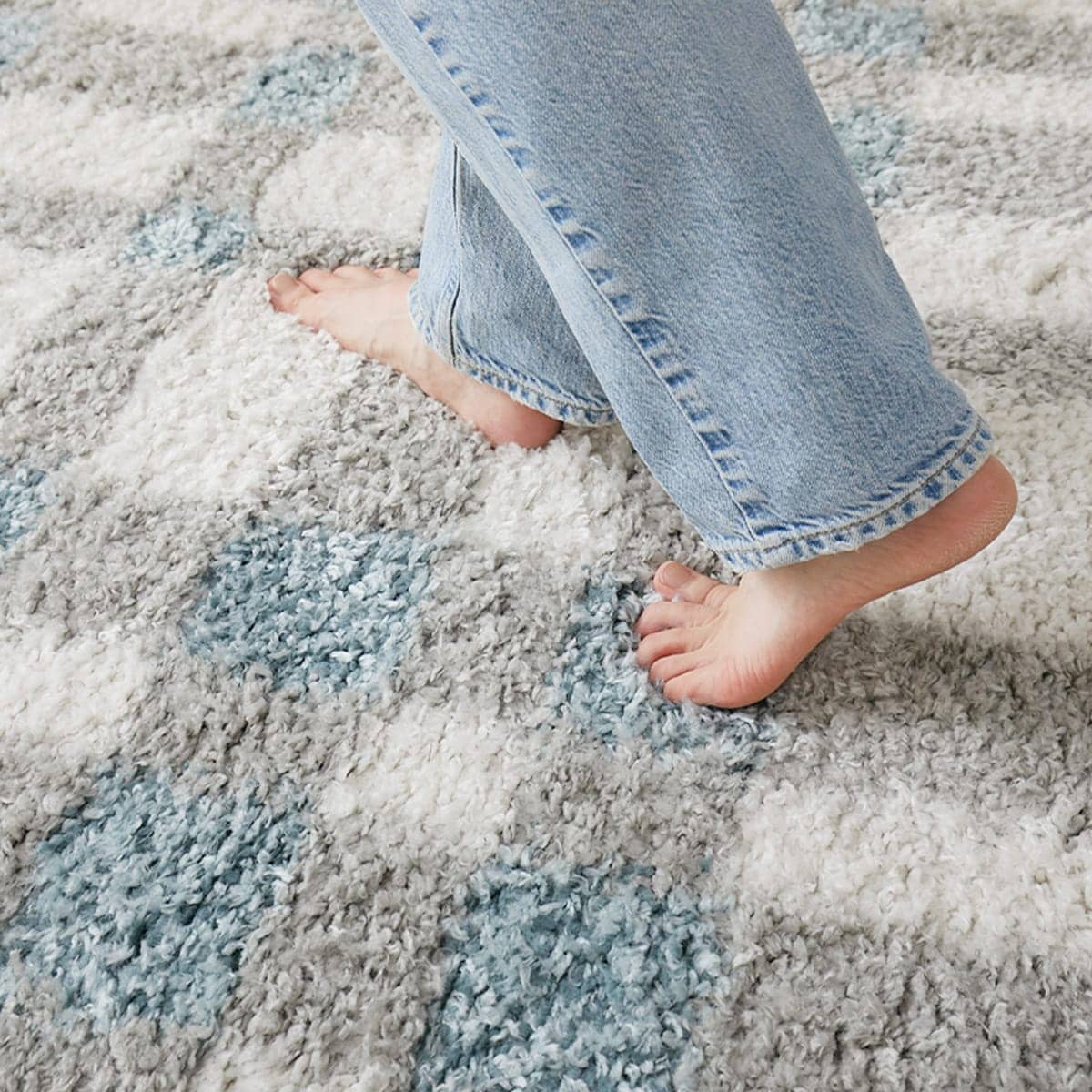 足で踏んでいる様子