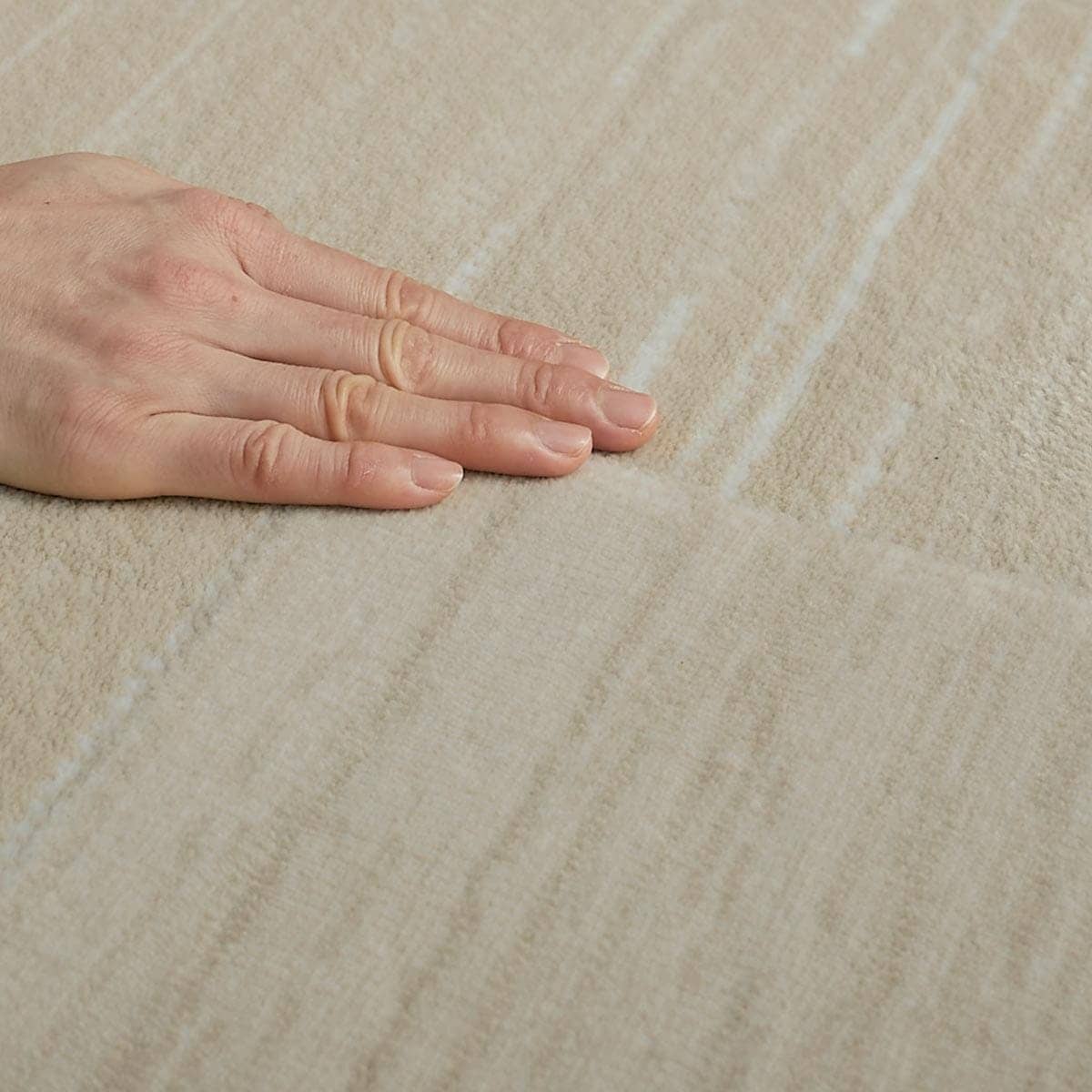 手で触れている様子