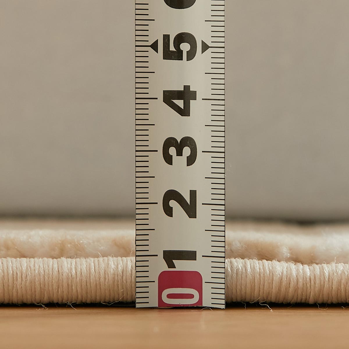 厚みを計測している様子