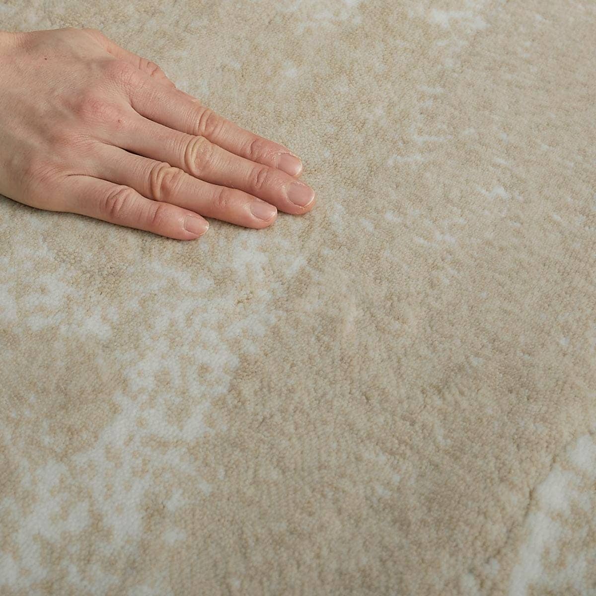 手で触れている様子