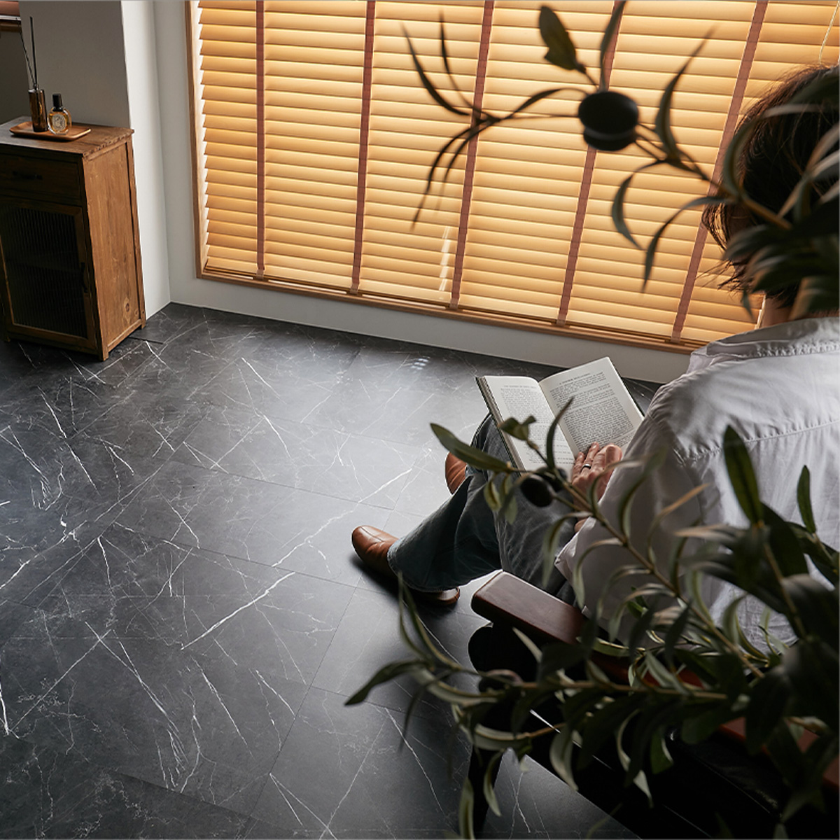 座っているイメージ