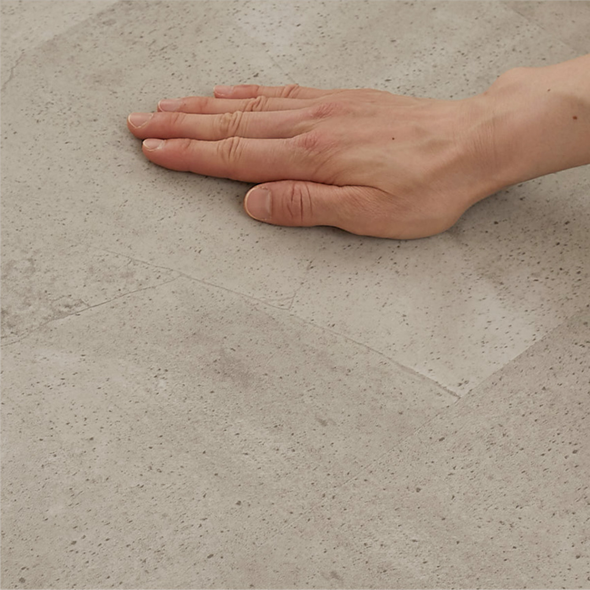 手で触れている様子