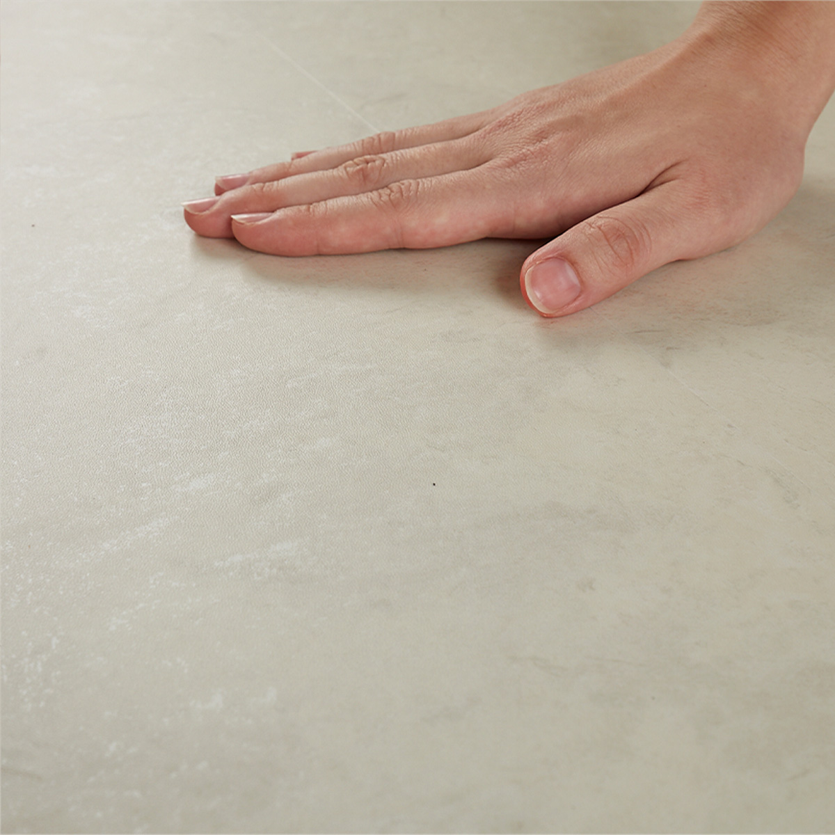 手で触れている様子