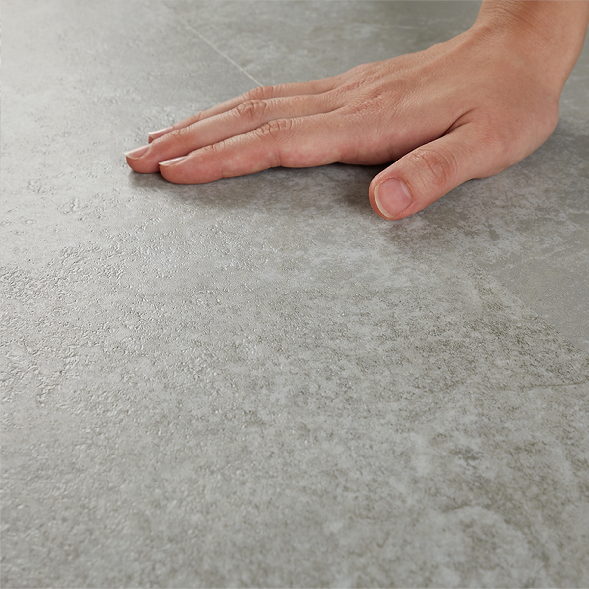 手で触れている様子