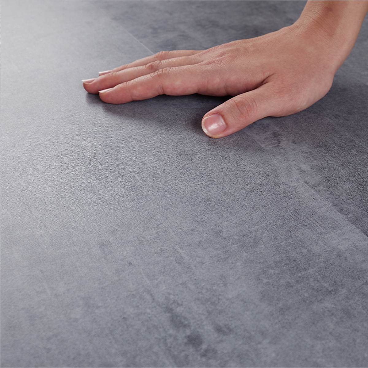 手で触れている様子