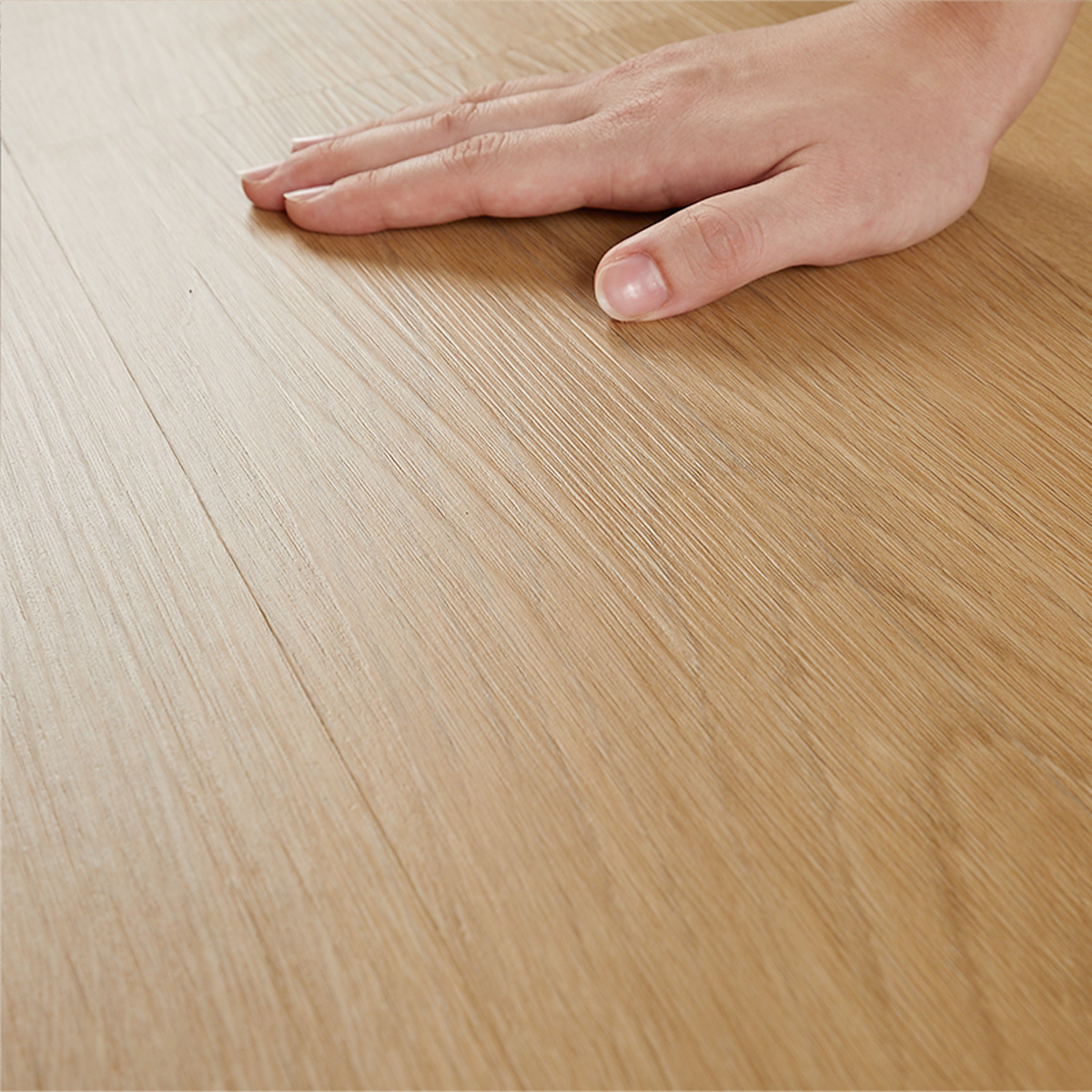 手で触れている様子