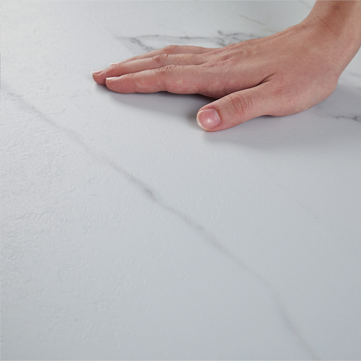 手で触れている様子