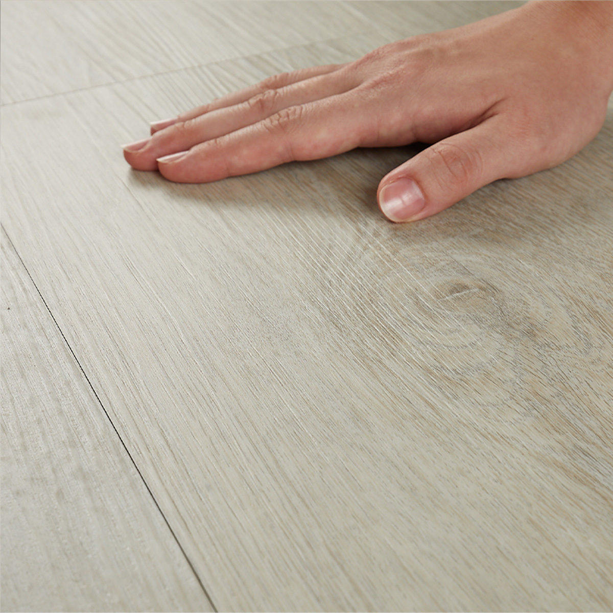 手で触れている様子