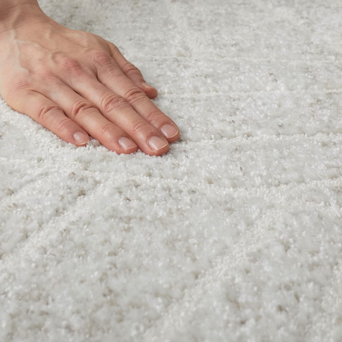 手で触れている様子