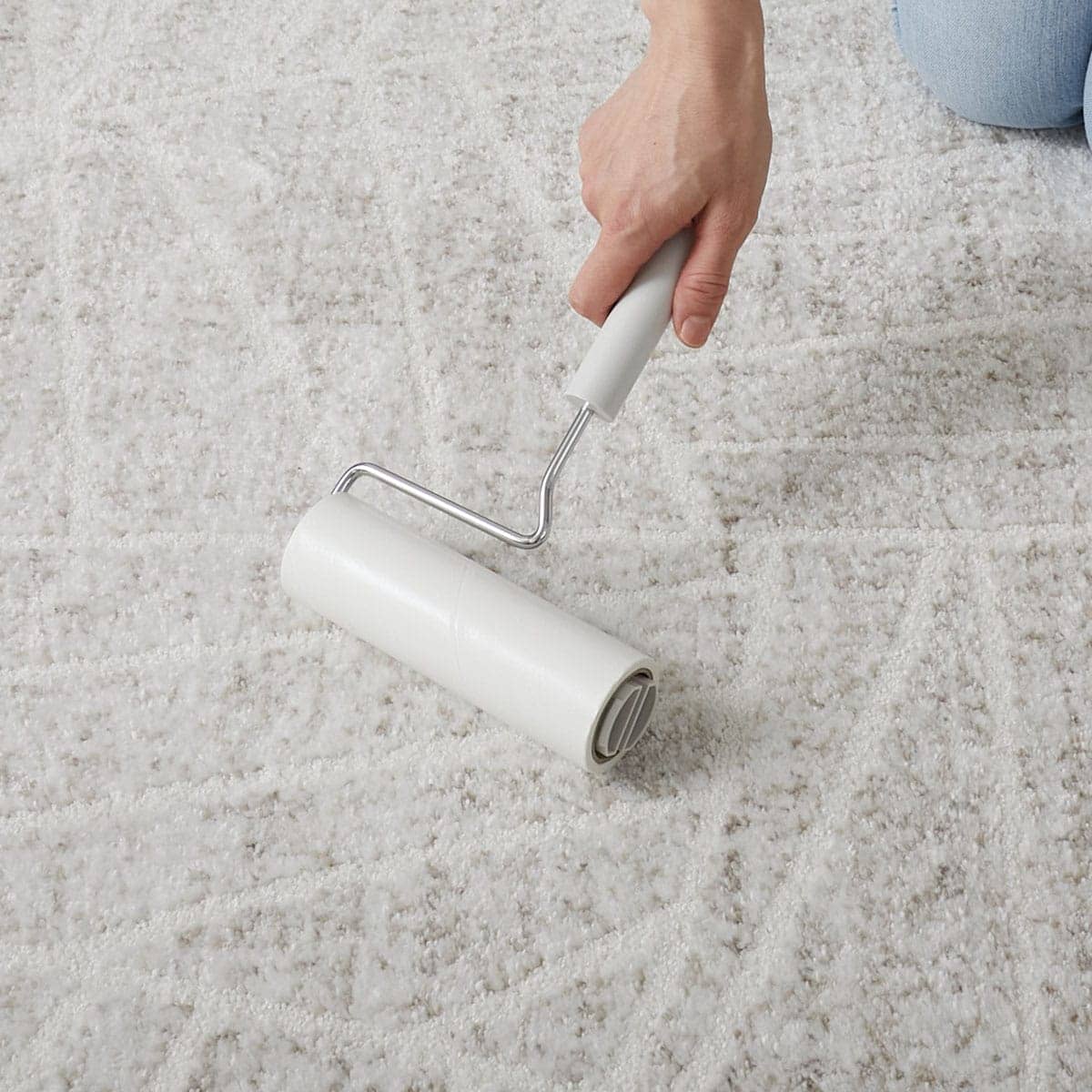 粘着ローラーを使用している様子