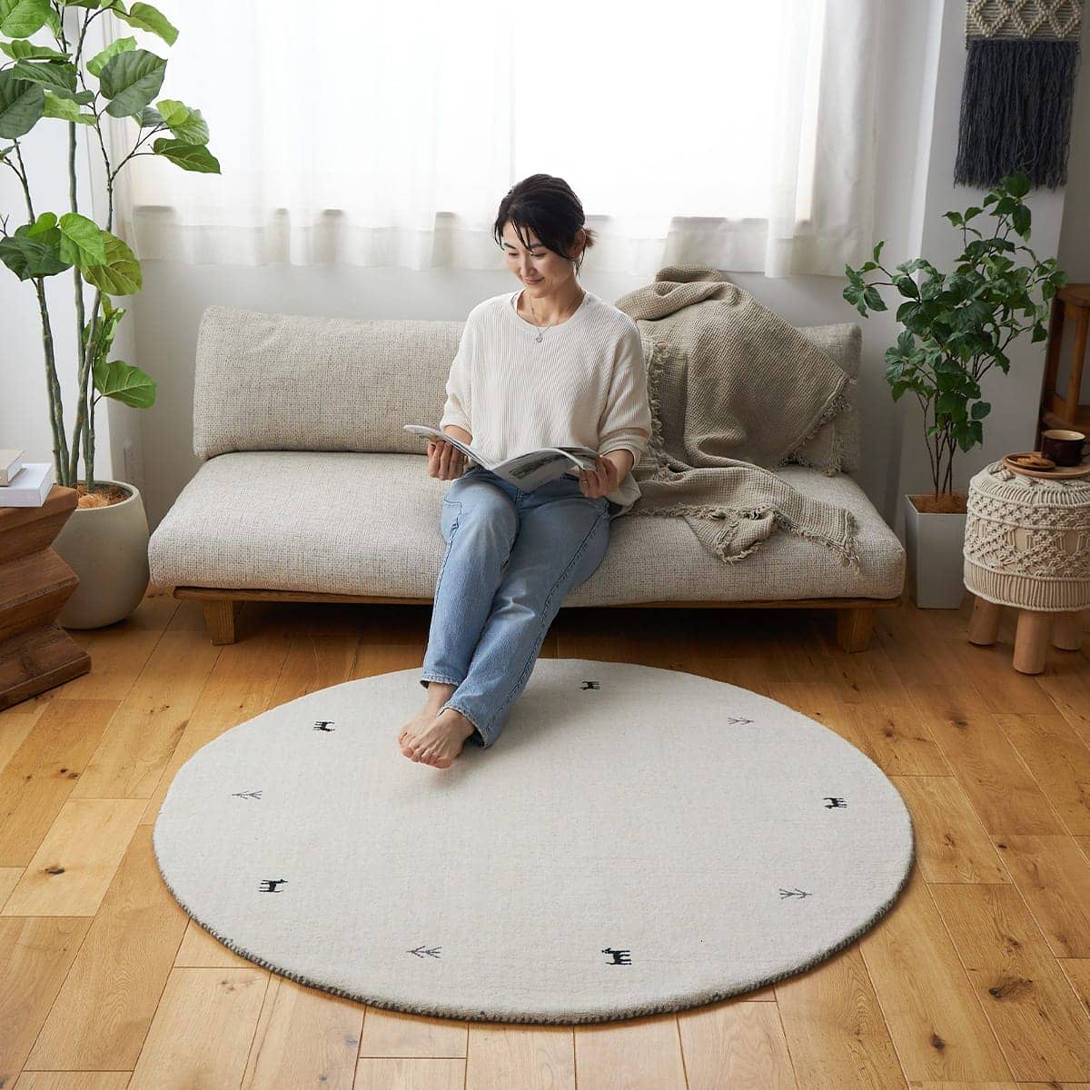 ラグに座っている様子