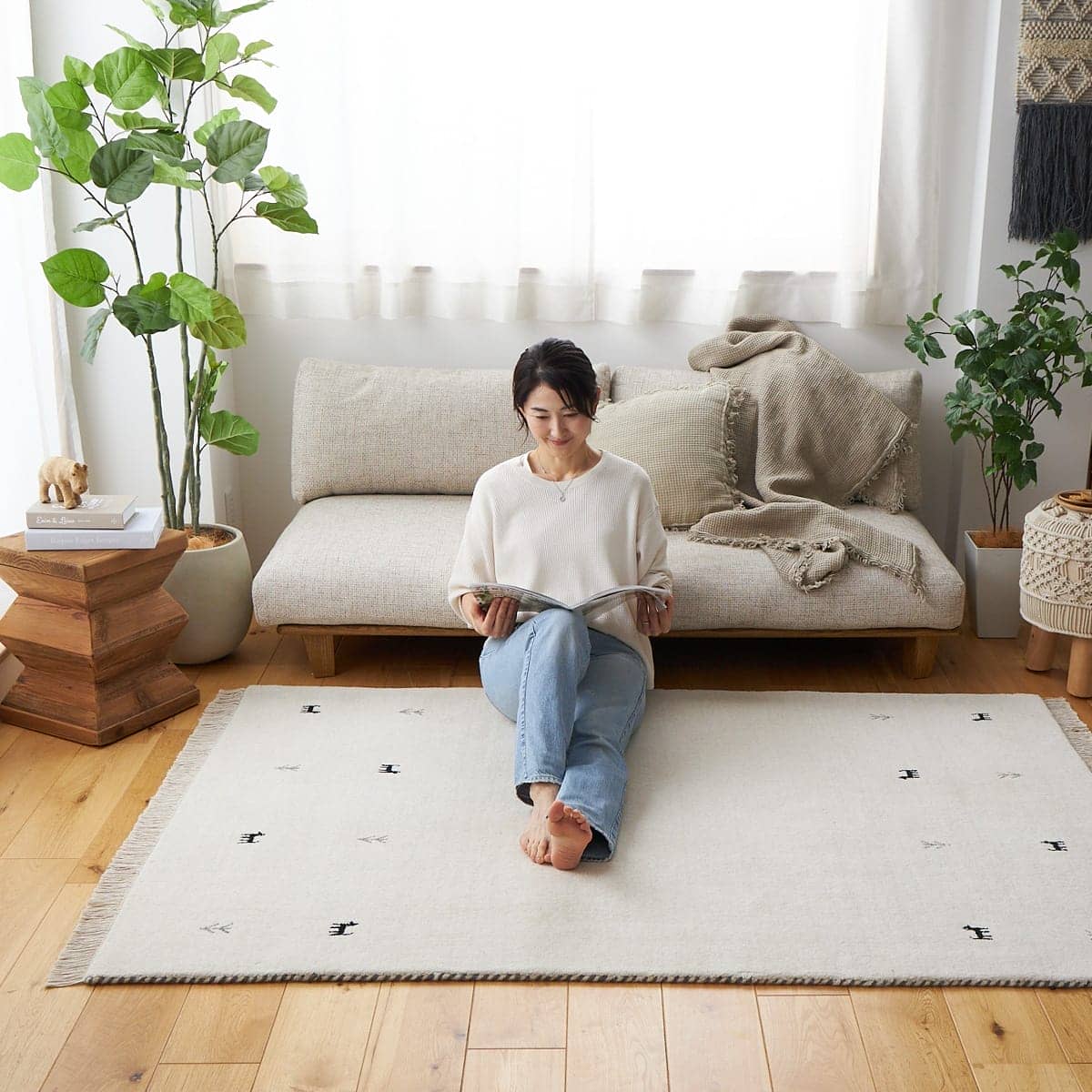 ラグに座っている様子