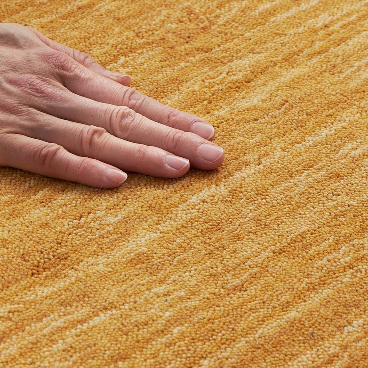 手で触れている様子