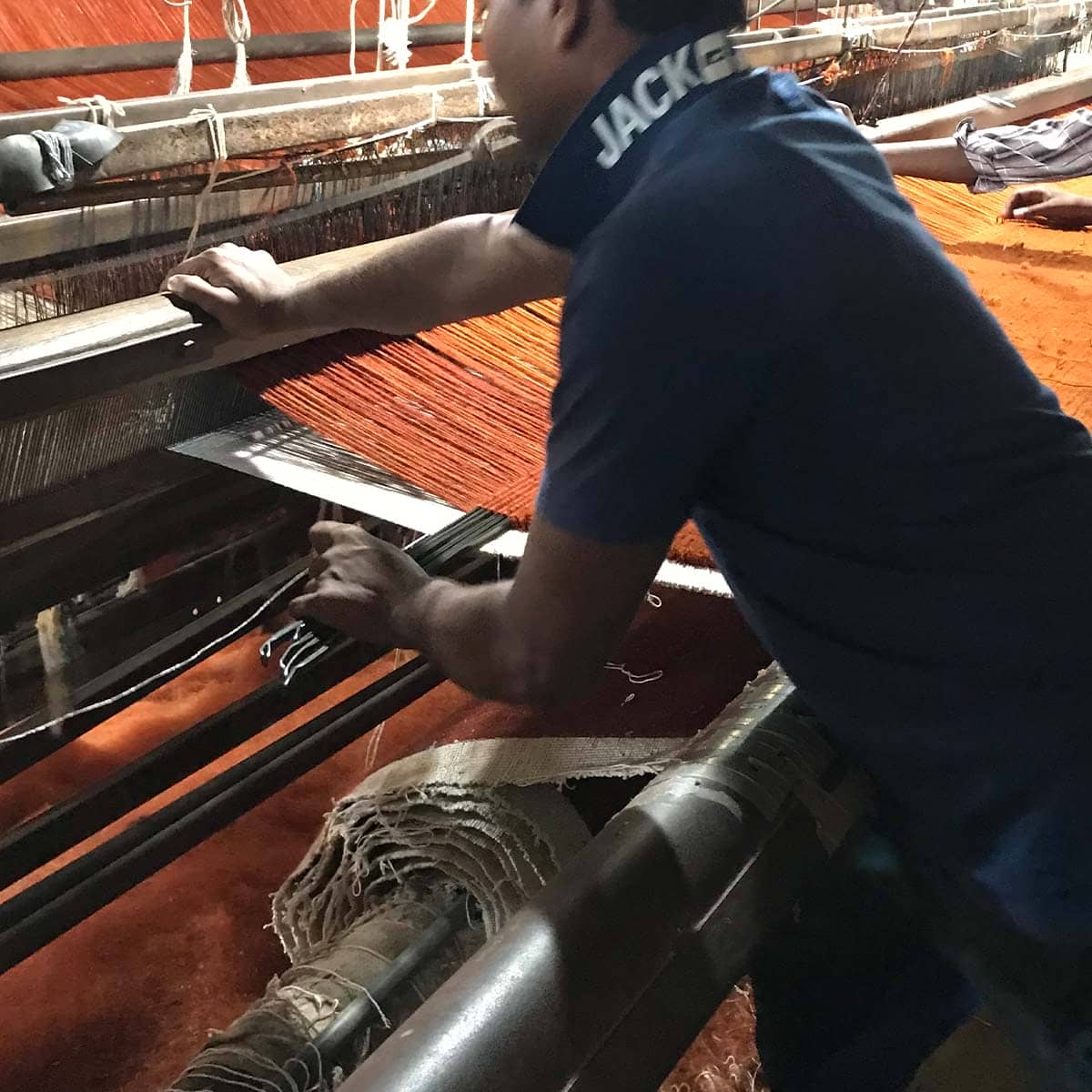 インドで生地が織られている様子