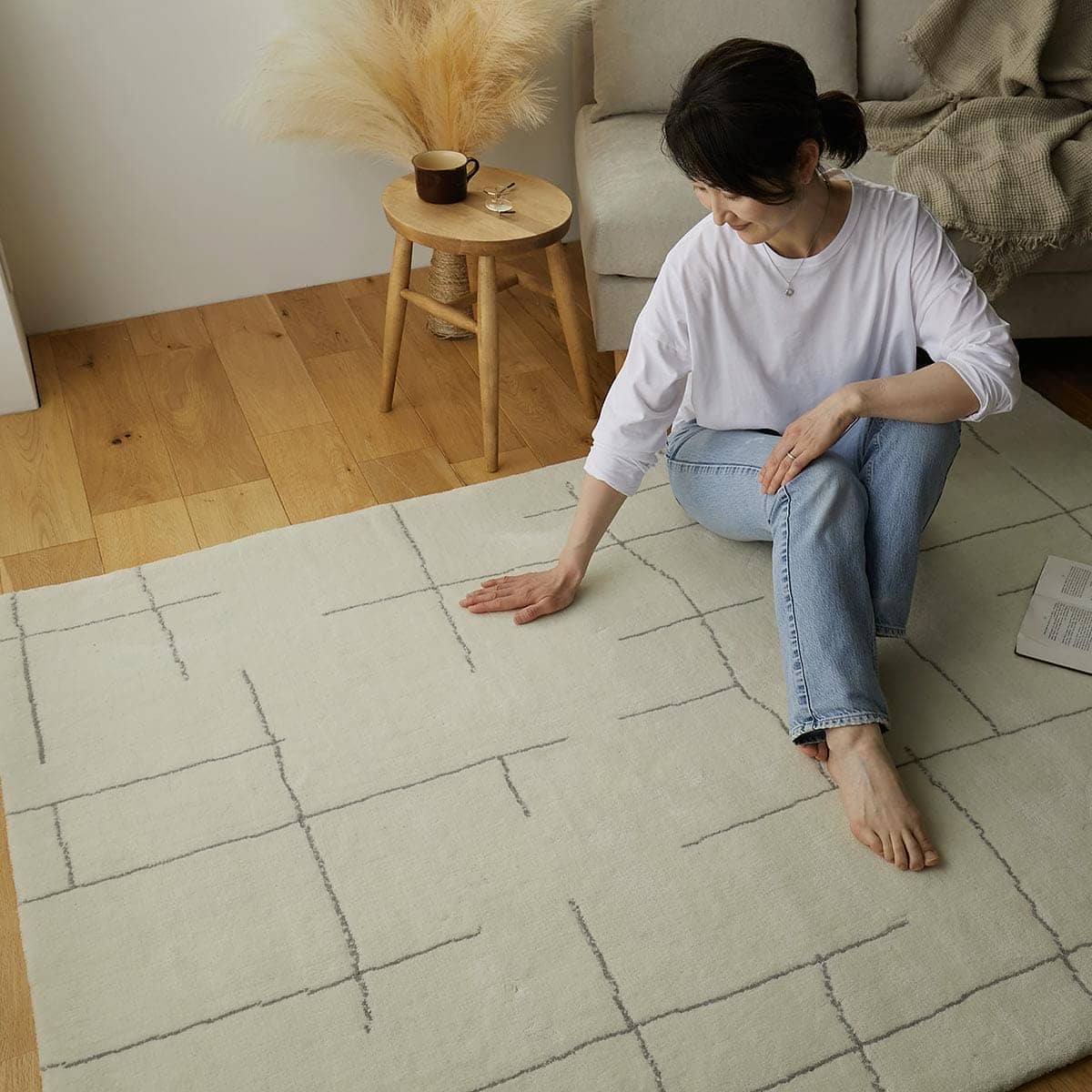 ラグに触れている様子
