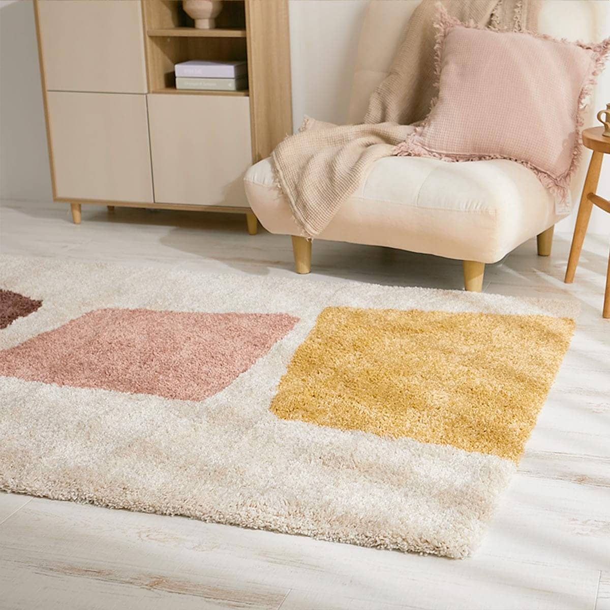 手で触れている様子