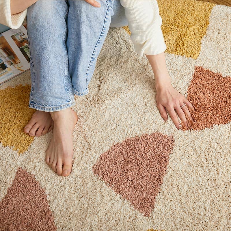 手で触れている様子