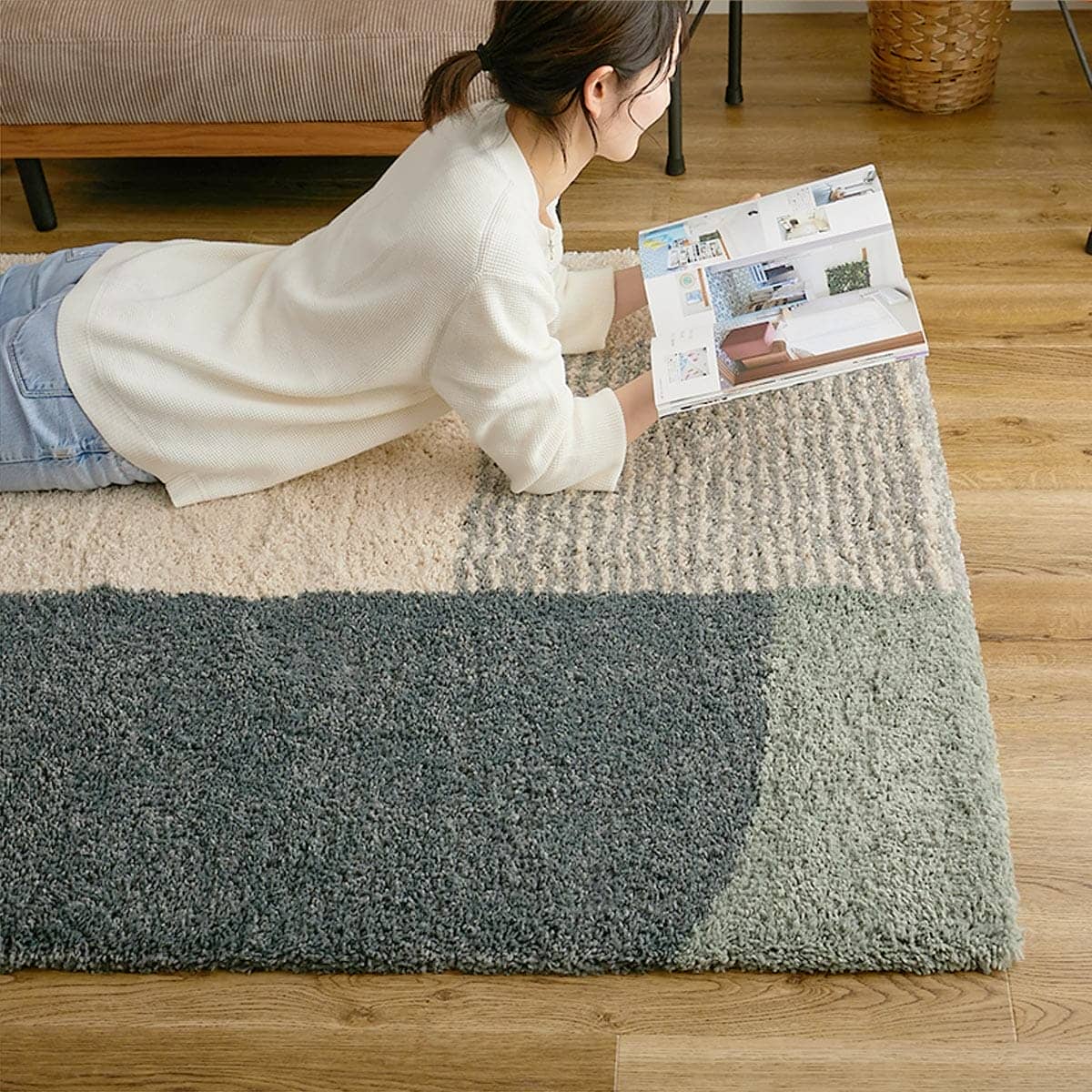 手で触れている様子