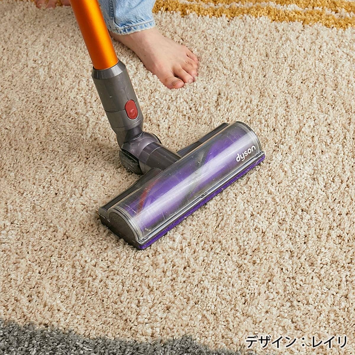 掃除機をかけている様子