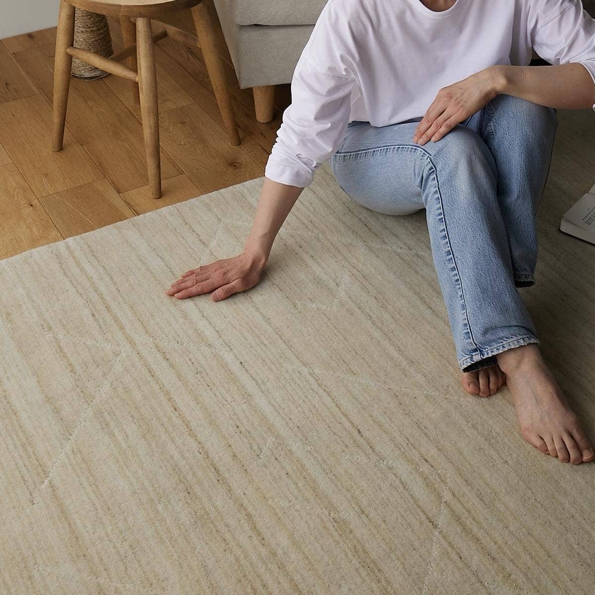 ラグに触れている様子