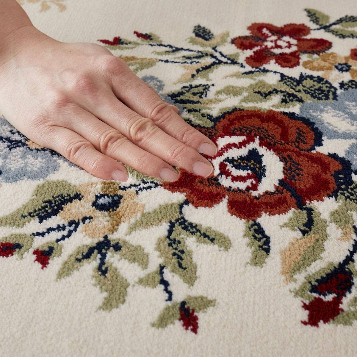 手で触れている様子