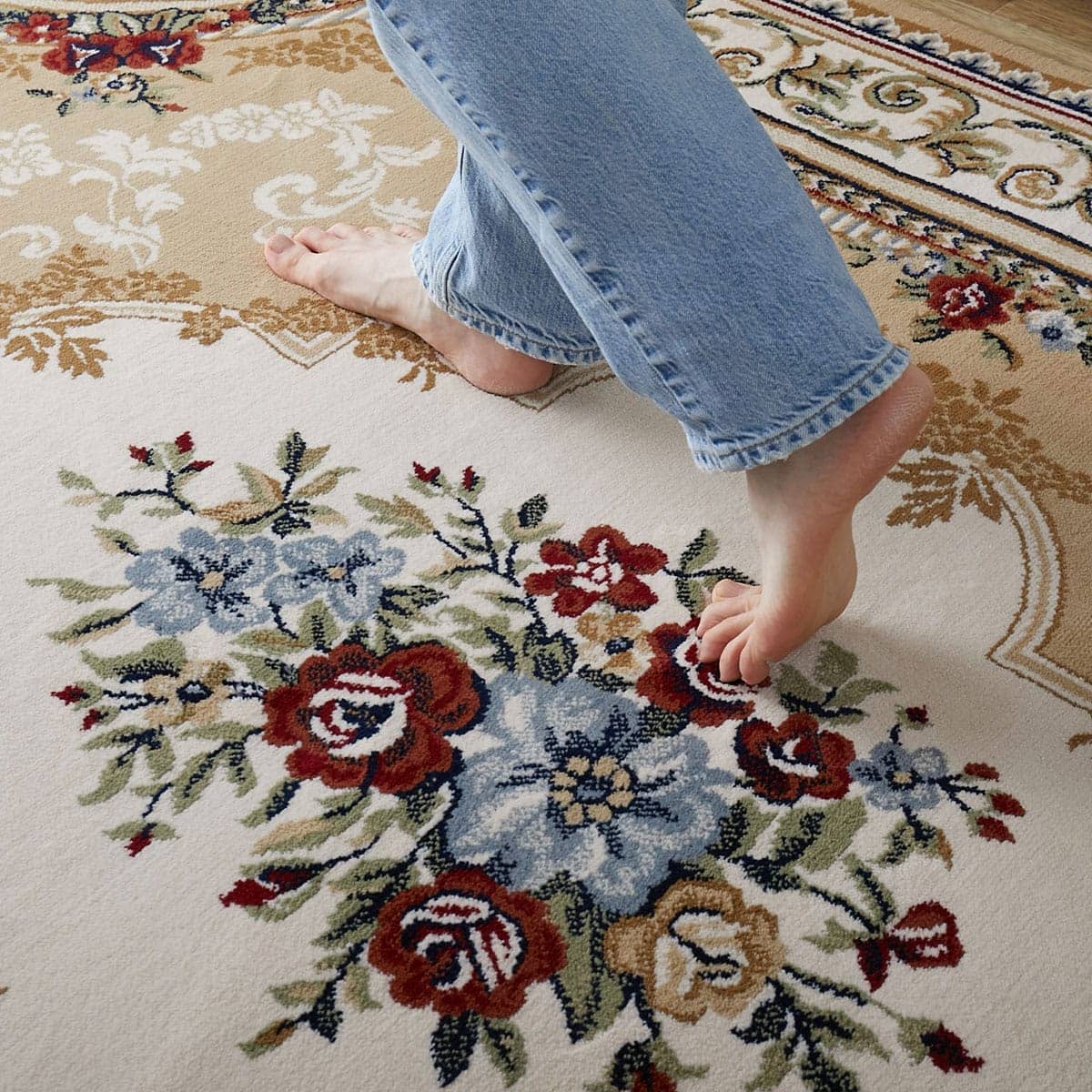 ラグの上を歩いている様子