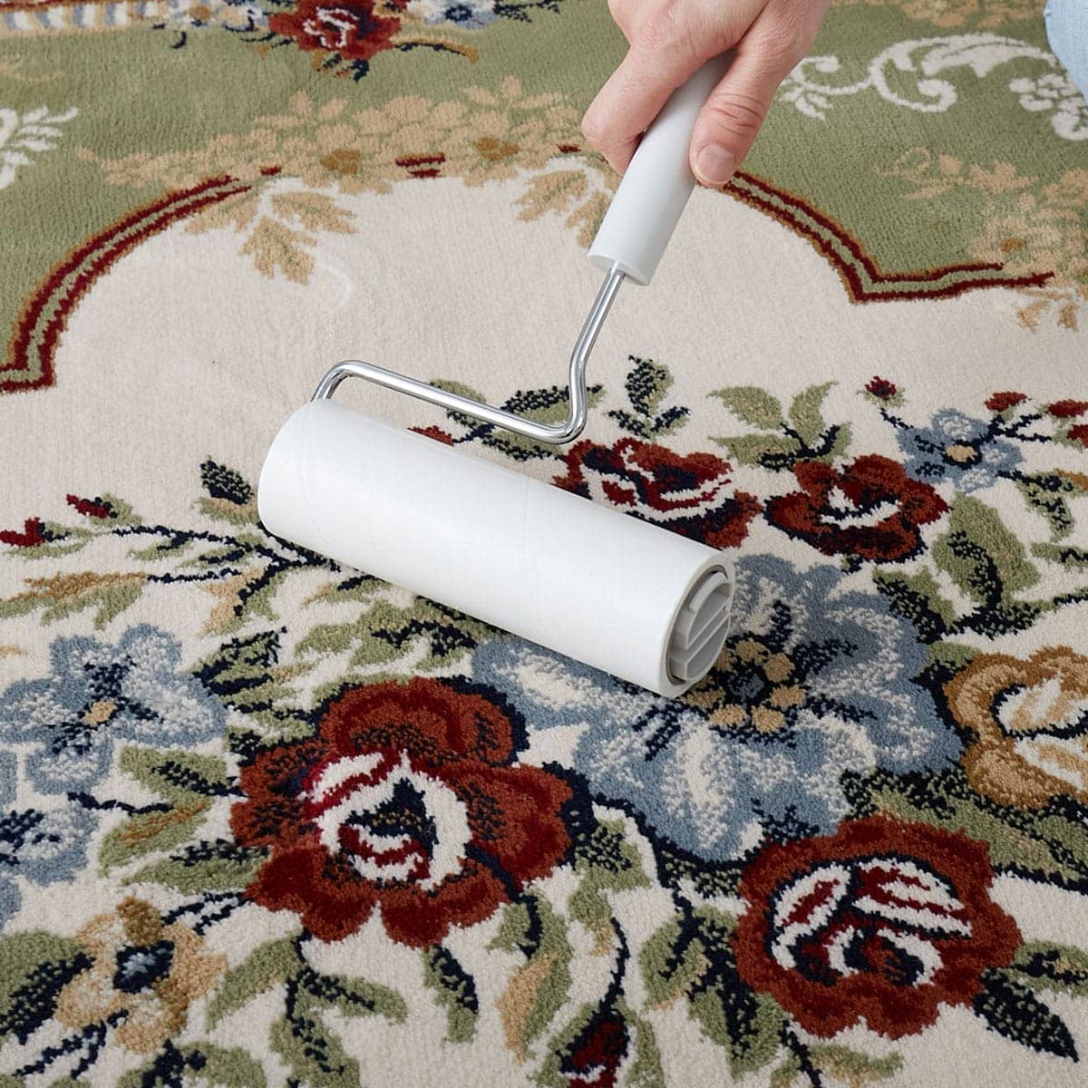 粘着ローラーをかけている様子