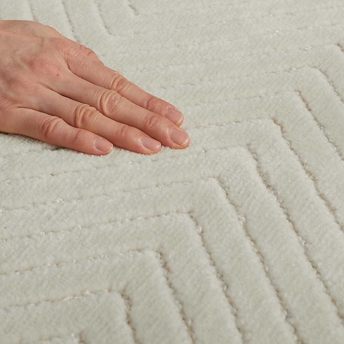 手で触れている様子