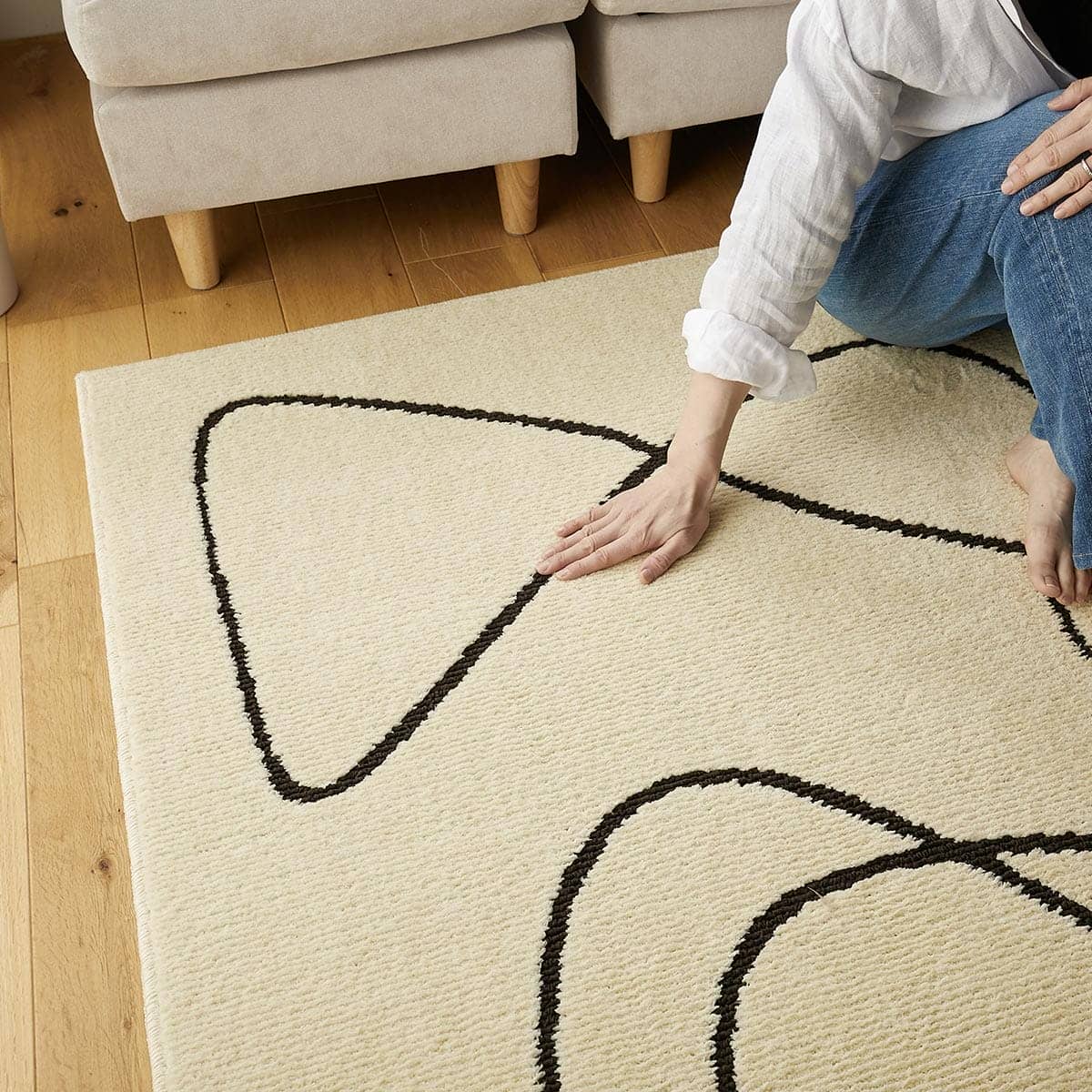 手で触れている様子