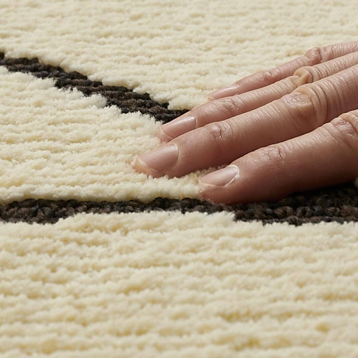 指先で触れている様子