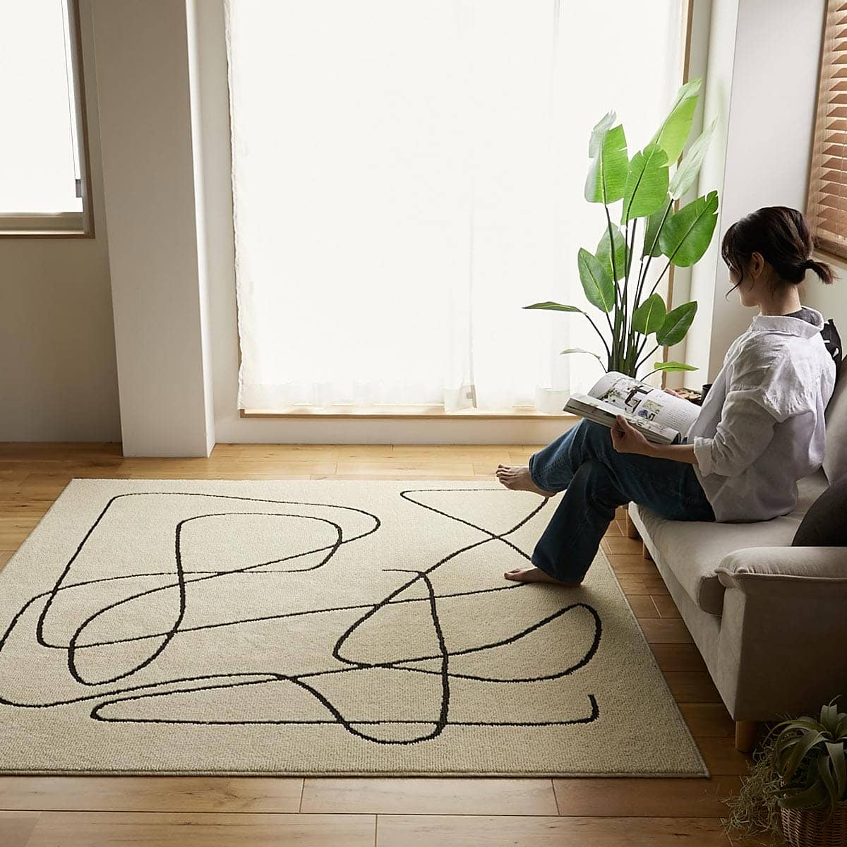 ソファに座っている様子