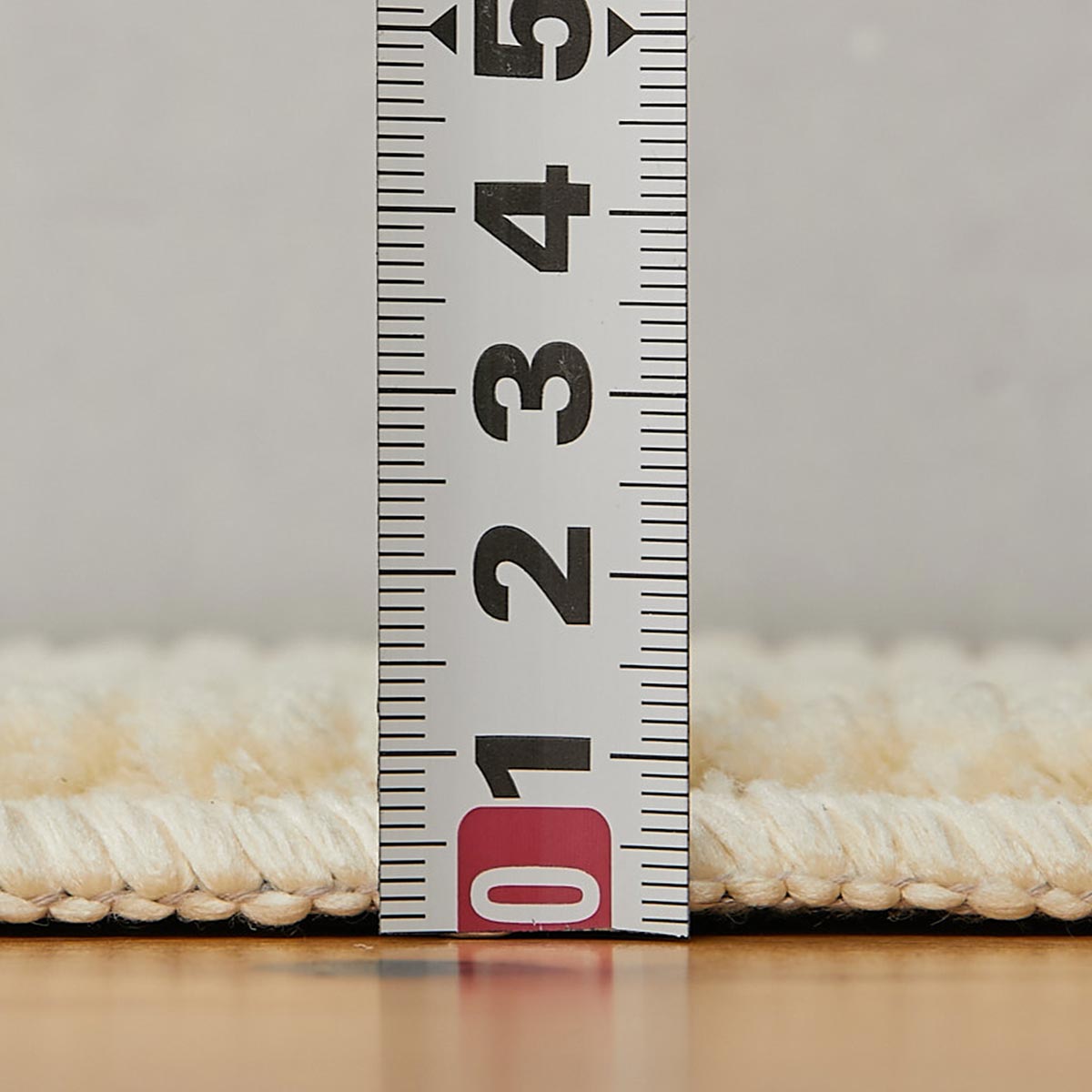 厚みを計測している様子