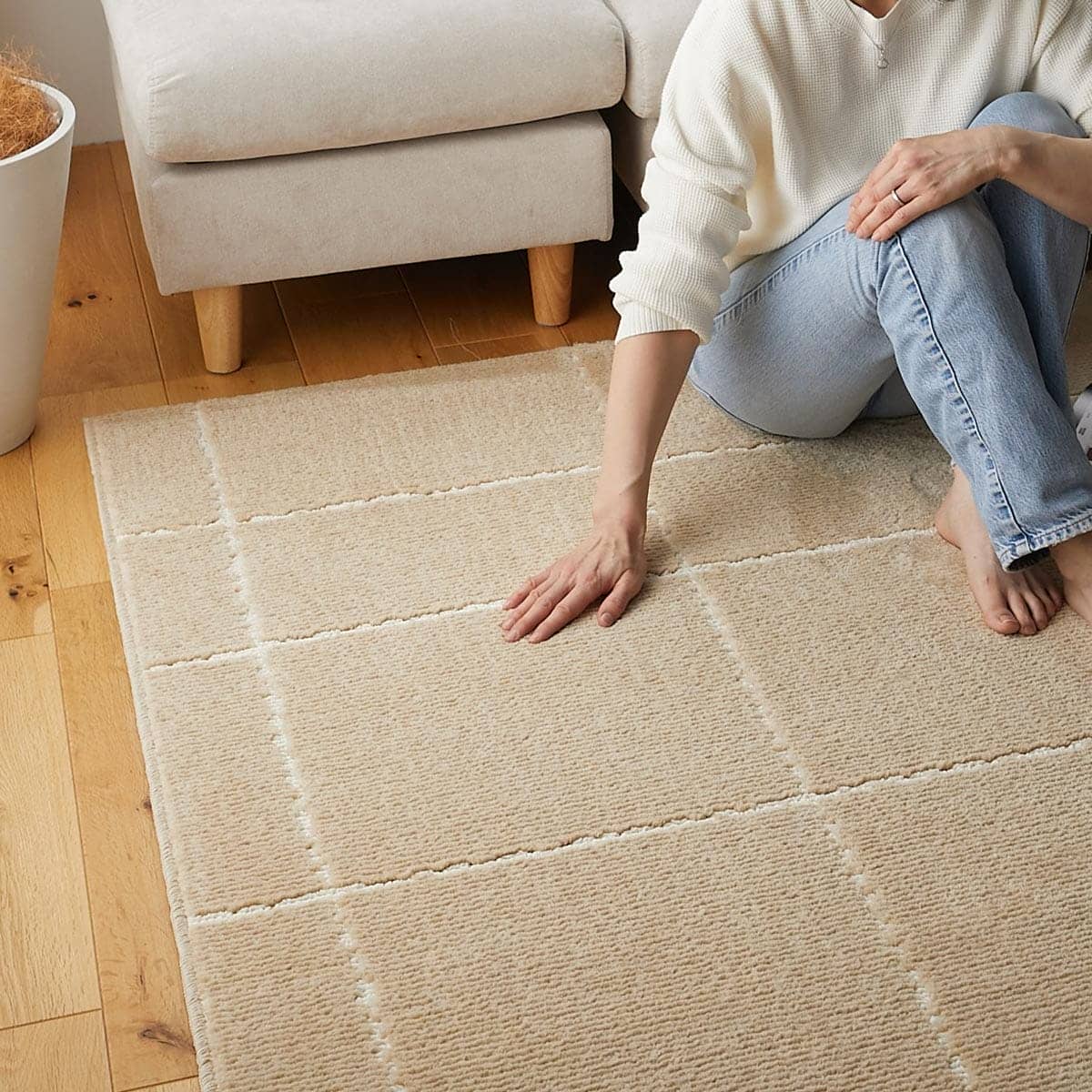 手で触れている様子