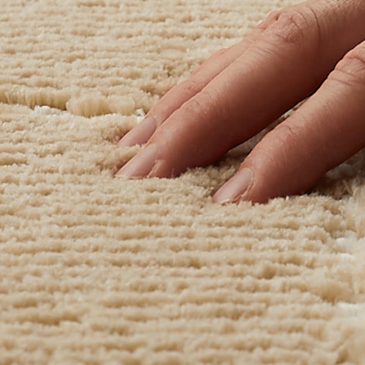 指先で触れている様子