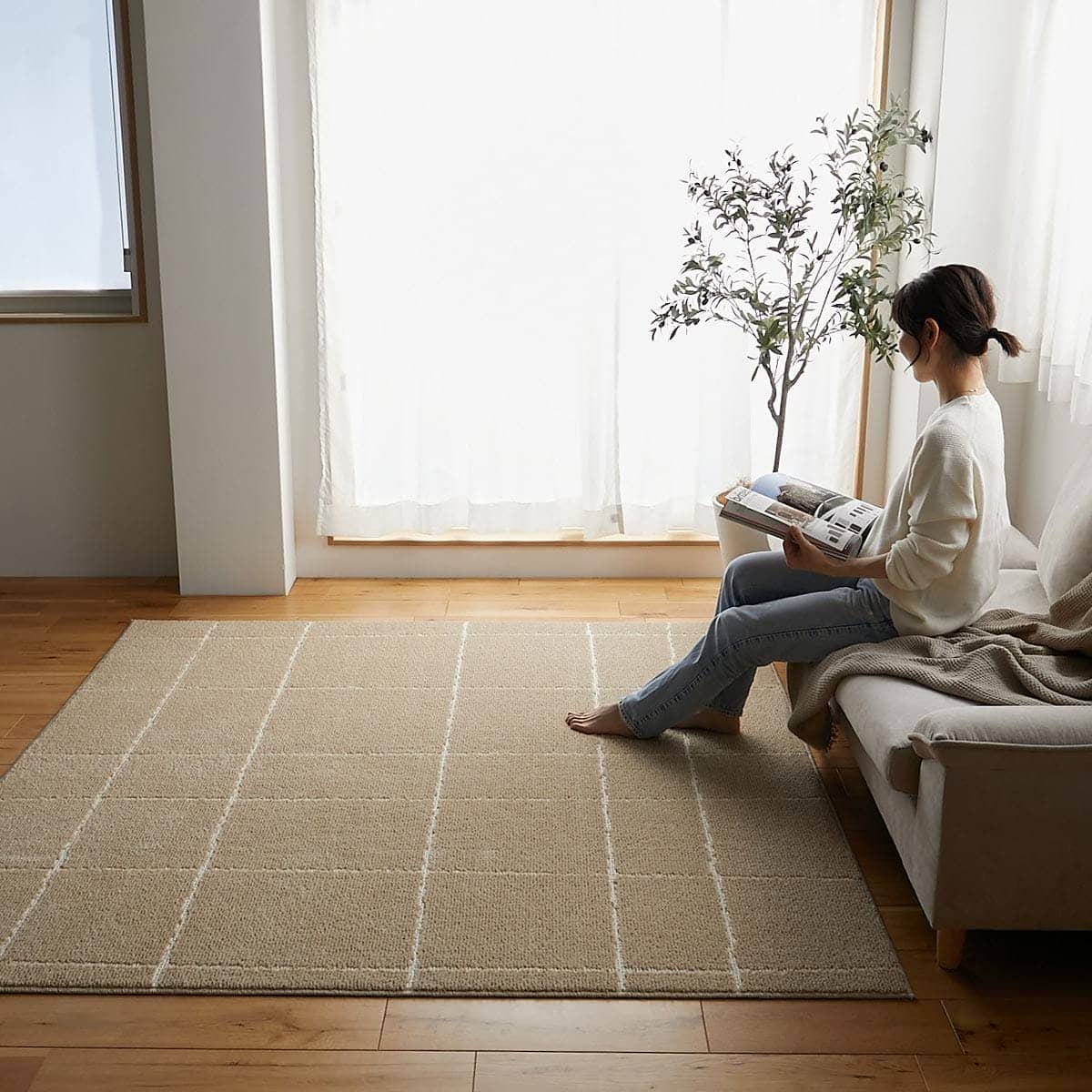 ソファに座っている様子