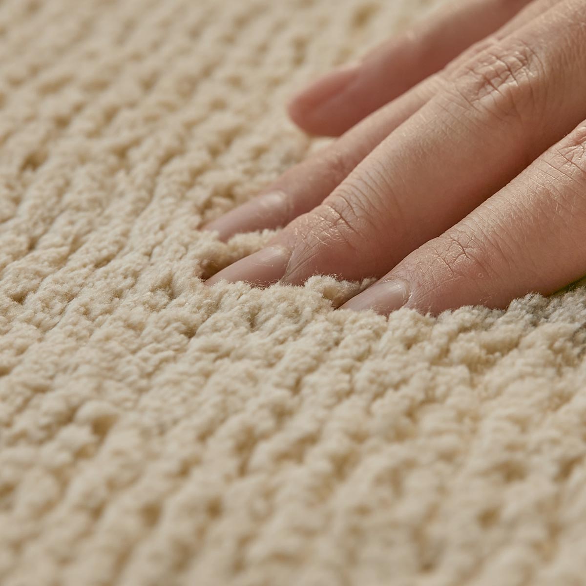 指先で触れている様子